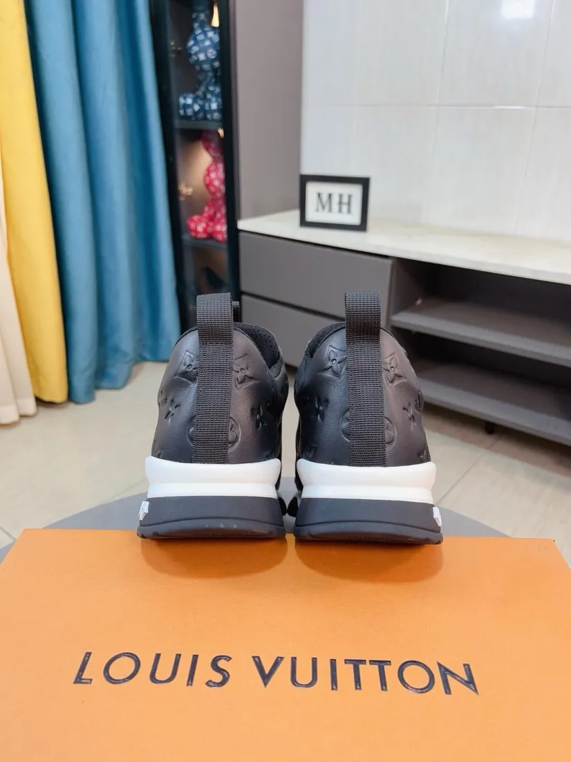 Ex-factory price 520🌹🌹[lv]🌹High-end men's shoes brand: Official website 1:1 Latest masterpiece: The upper is made of Italian imported first-layer cowhide punching design➕made of full genuine leather lining🔥, making walking more convenient and comfortable! Exclusive new style, stunning work [color]! Create a fashionable personality to set off your uniqueness! A must-have for trendy men! Classic🔥Number: 38-44